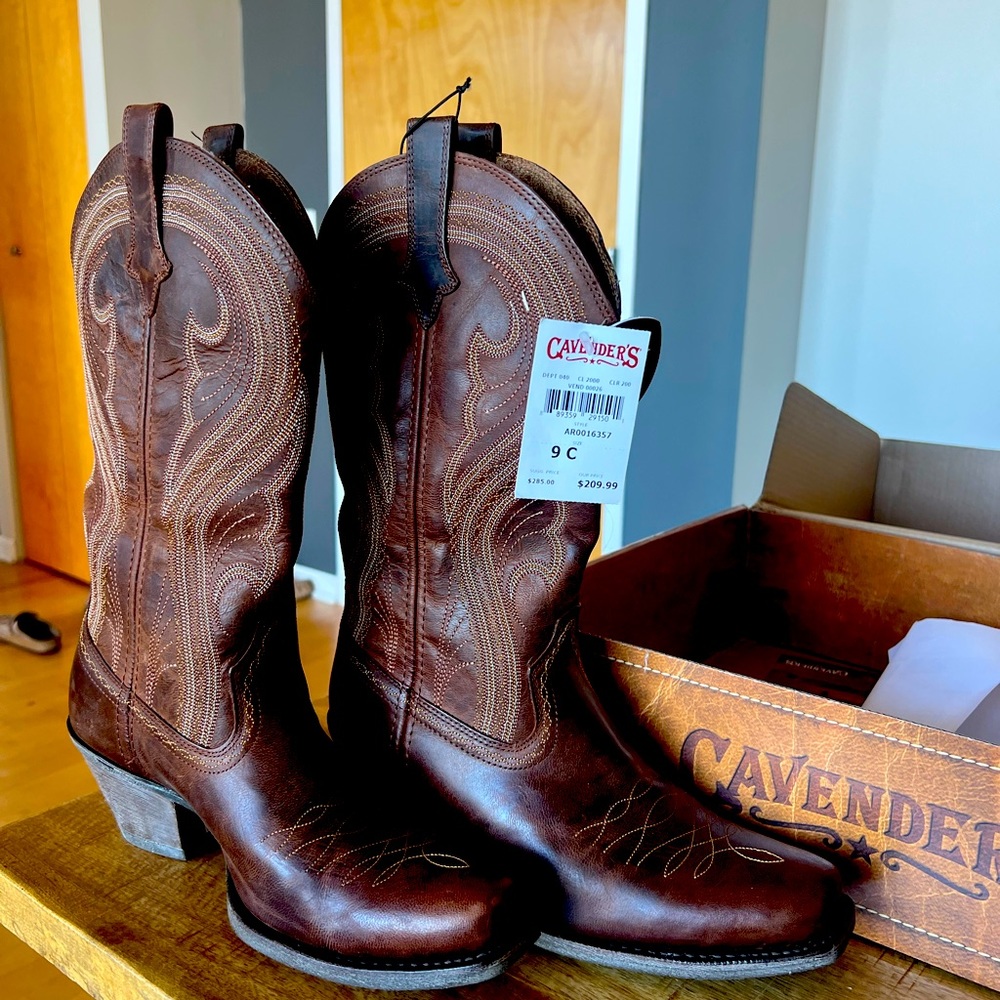 Ariat lively sassy brown boots size 9. New!